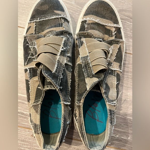Blowfish 7.5 slip-on camo sneakers - Picture 3 of 7